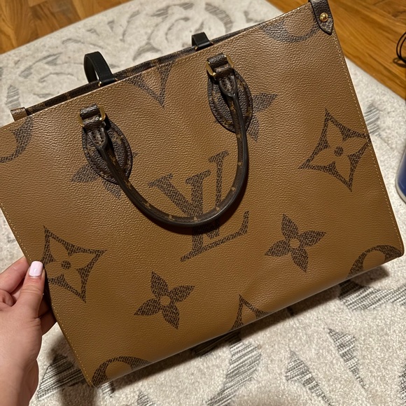 louis vuitton onthego MM - Picture 2 of 9